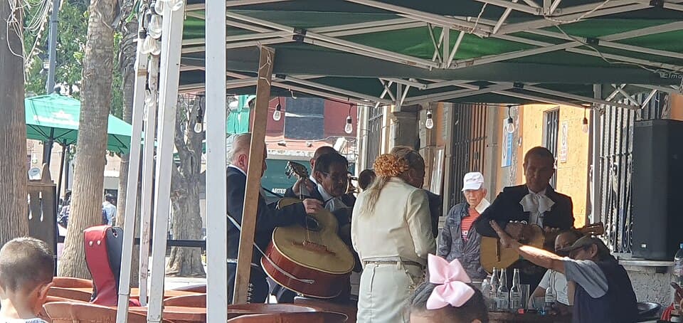 Grupo de mariachi tocando frente a su público en la Plaza Garibaldi de Ciudad de México en marzo de 2024.