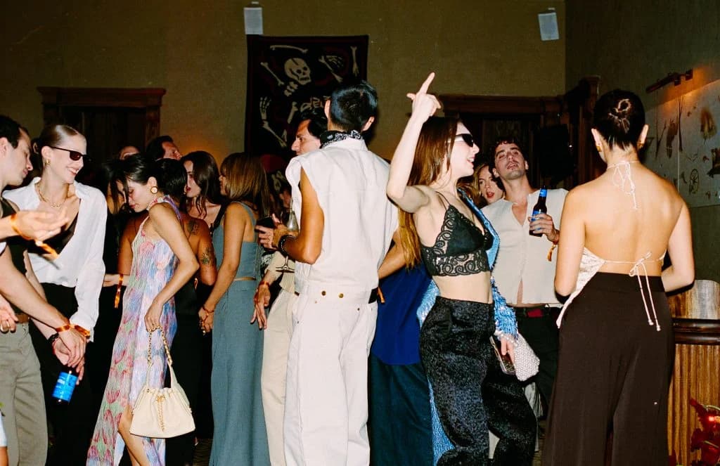 Invitados bailando durante el encuentro de música y cultura organizado por Spotify y Vogue en Soho House de Ciudad de México.