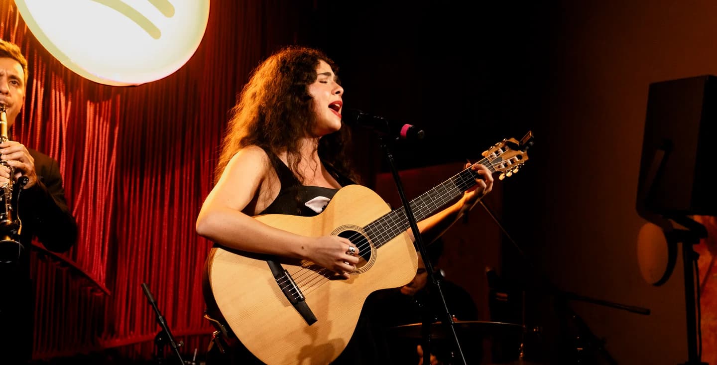 Silvana Estrada canta y toca la guitarra en el encuentro de Spotify y Vogue realizado en Ciudad de México en abril de 2026.