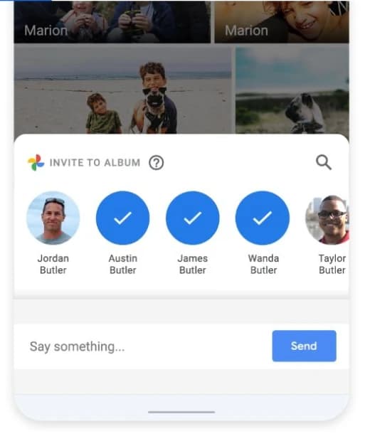 Captura del tutorial oficial de Google Photos con familiares seleccionados para recibir la invitación a un álbum compartido.