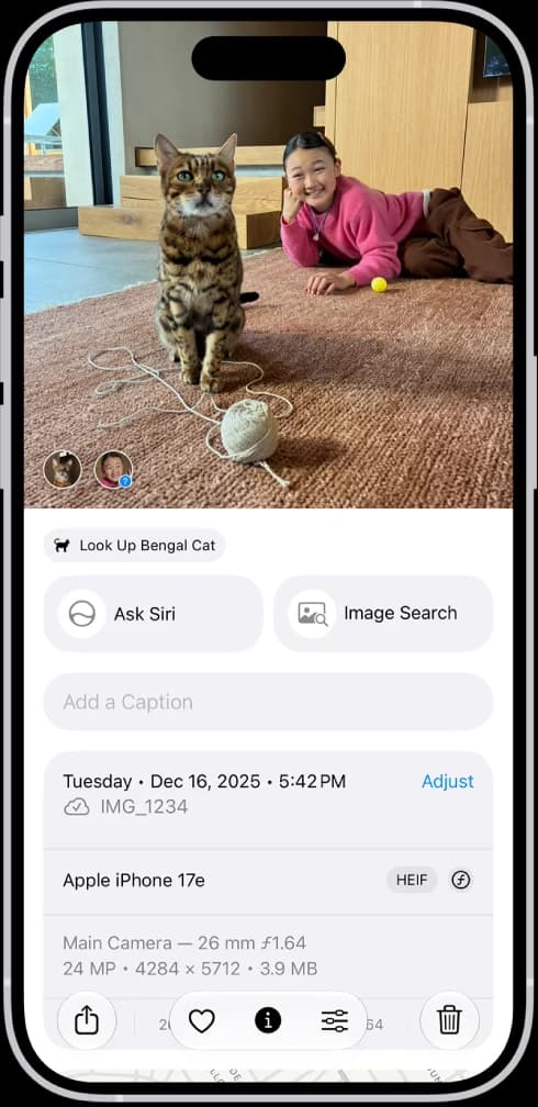 Demostración oficial de Fotos de Apple con una imagen de ejemplo y su panel Información: fecha, hora, archivo y cámara, junto al control Adjust para modificar algunos datos.