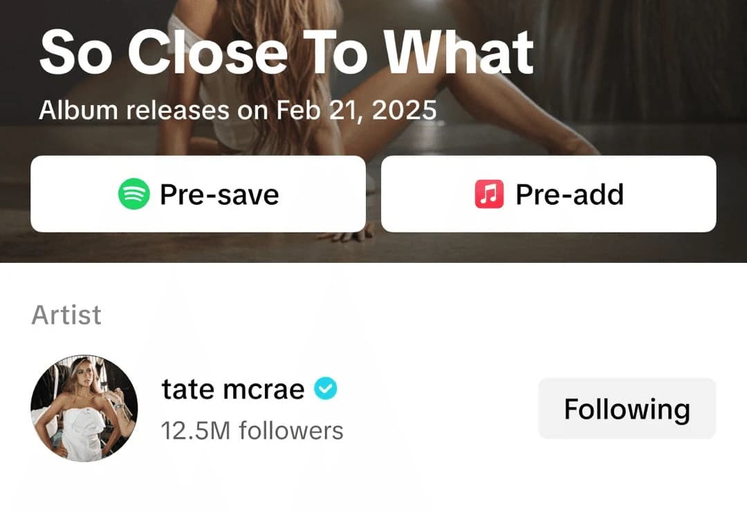 Ejemplo oficial de Pre-Release para el álbum de Tate McRae con botones Pre-save de Spotify y Pre-add de Apple Music.